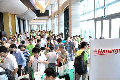 參觀漢能產(chǎn)品展示和前來(lái)咨詢(xún)的人絡(luò)繹不絕