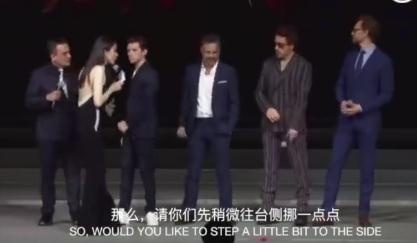 在現(xiàn)場主持人請各位主創(chuàng)為中國明星暫時(shí)讓出舞臺(tái)